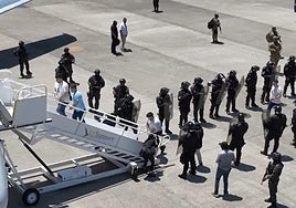 Trump entrega a Maduro a 250 venezolanos que habían sido encerrados en El Salvador