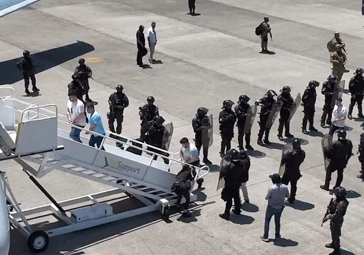 Algunos de los venezolanos liberados suben al avión que los llevará a su país