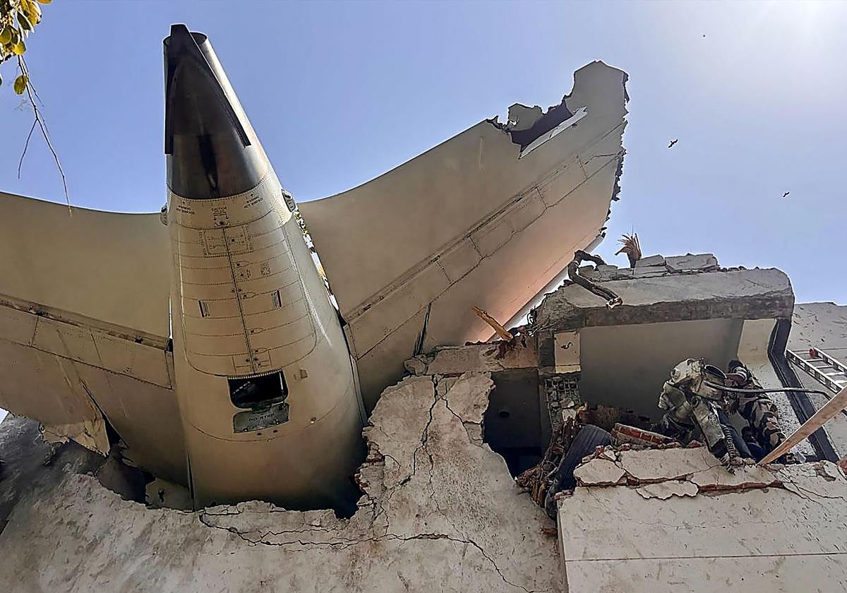 La cola del vuelo AI171 de Air India tras estrellarse en una zona residencial