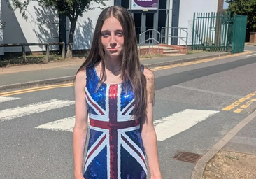 Polémica en Reino Unido: expulsan a una niña de 12 años de su escuela por llevar un vestido con la bandera en el 'día de la cultura'
