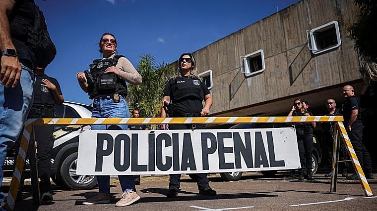Agentes de Policía, ante la sede de la administración penitenciaria en Brasilia