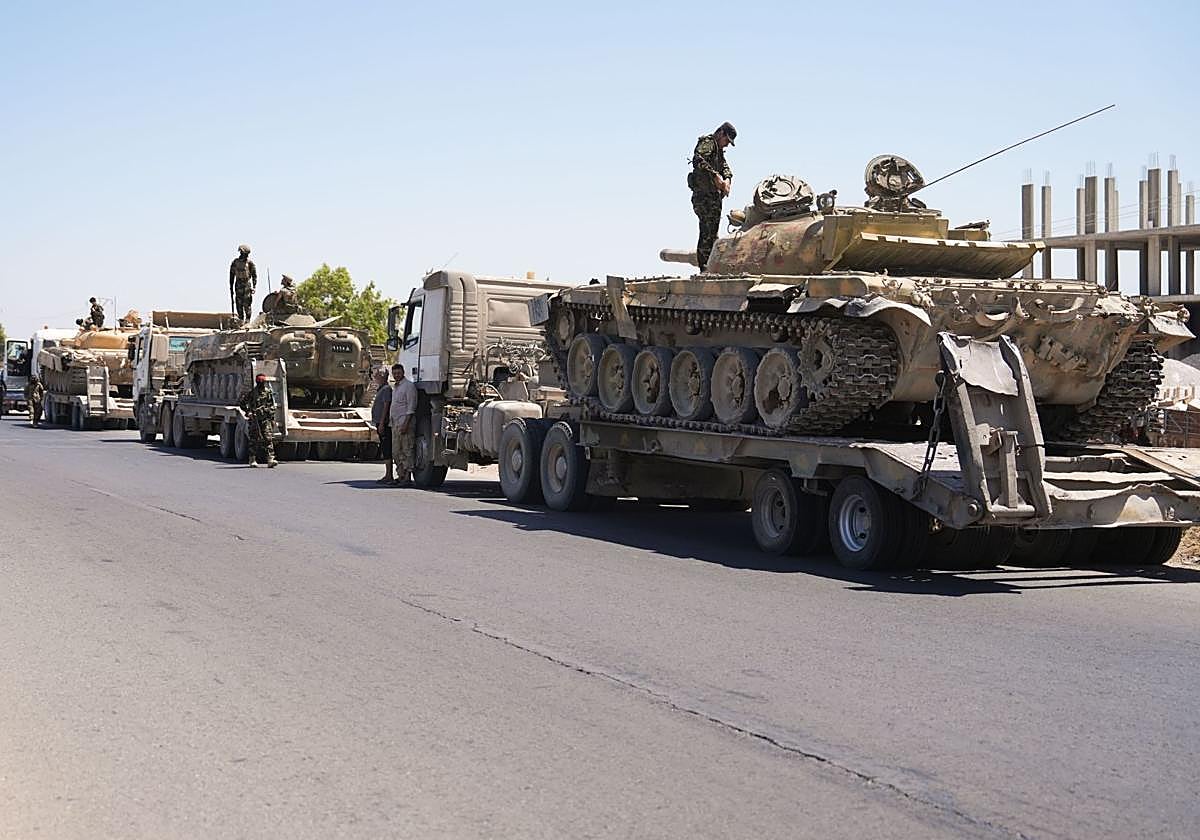Un convoy del Ejército sirio abandona este martes la ciudad de Al Sueida, en el sur del país, rumbo a Damasco.