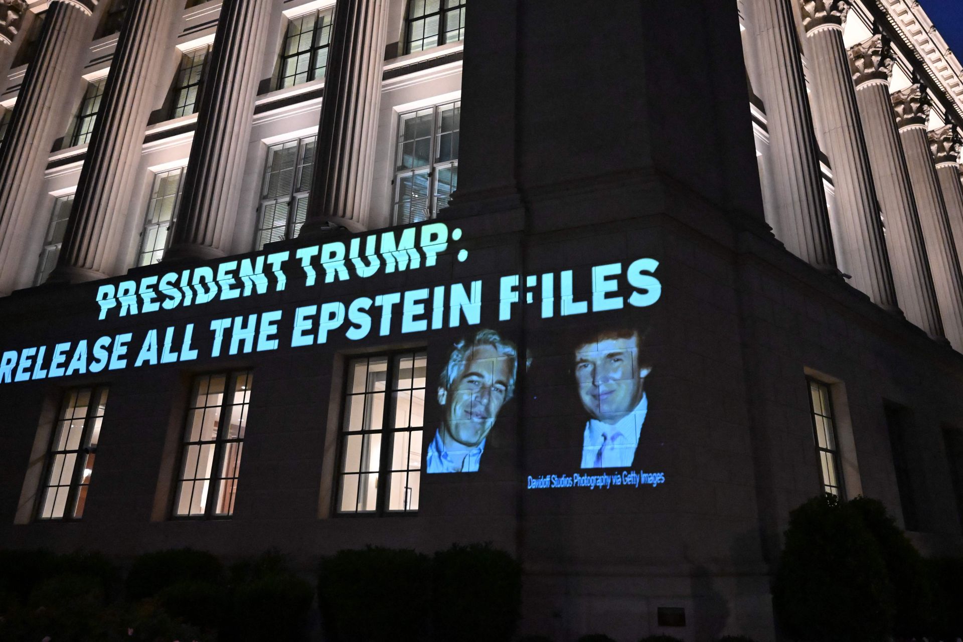 Imágenes de Epstein y Trump, junto con un llamamiento a revelar los documentos del caso Epstein, se proyectan en el edificio de la Cámara de Comercio de EE.UU., frente a la Casa Blanca