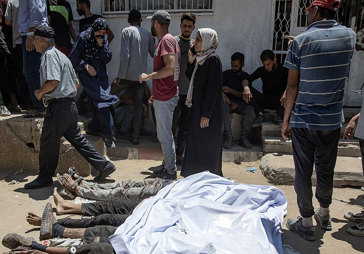 Las víctimas de los tiroteos en puntos de distribución de ayuda en el hospital Al Shifa, en Gaza