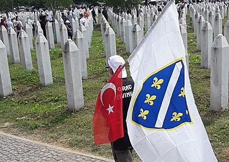 Imagen secundaria 1 - Familiares visitan a sus seres queridos fallecidos en el genocidio de Srebrenica