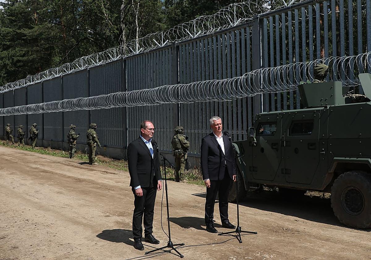 Los ministros del Interior de Polonia y Alemania visitan el paso fronterizo con Bielorrusia