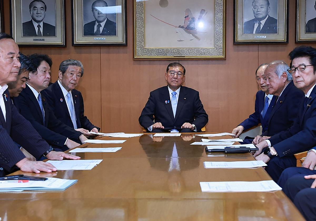 El primer ministro de Japón, Shigeru Ishiba (C), y los principales líderes asisten a una reunión ejecutiva extraordinaria del Partido Liberal Democrático.