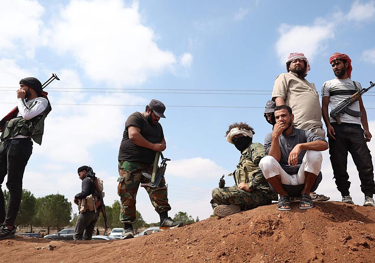 Combatientes drusos permanecen en un puesto de control gubernamental al este de la ciudad de Sueida