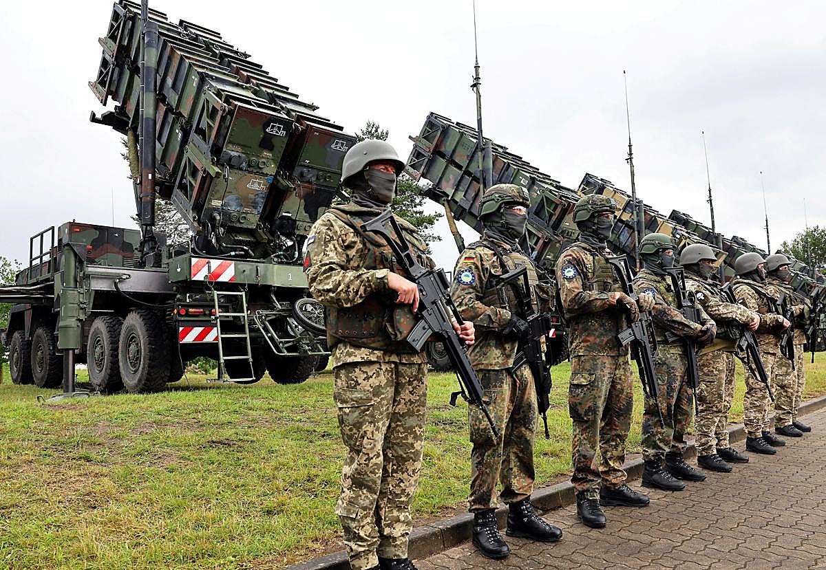 Soldados ucranianos durante una visita del presidente Zelenski para supervisar su entrenamiento en el sistema antimisiles Patriot