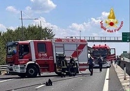 Dos muertos al caer una avioneta sobre una autopista en Italia