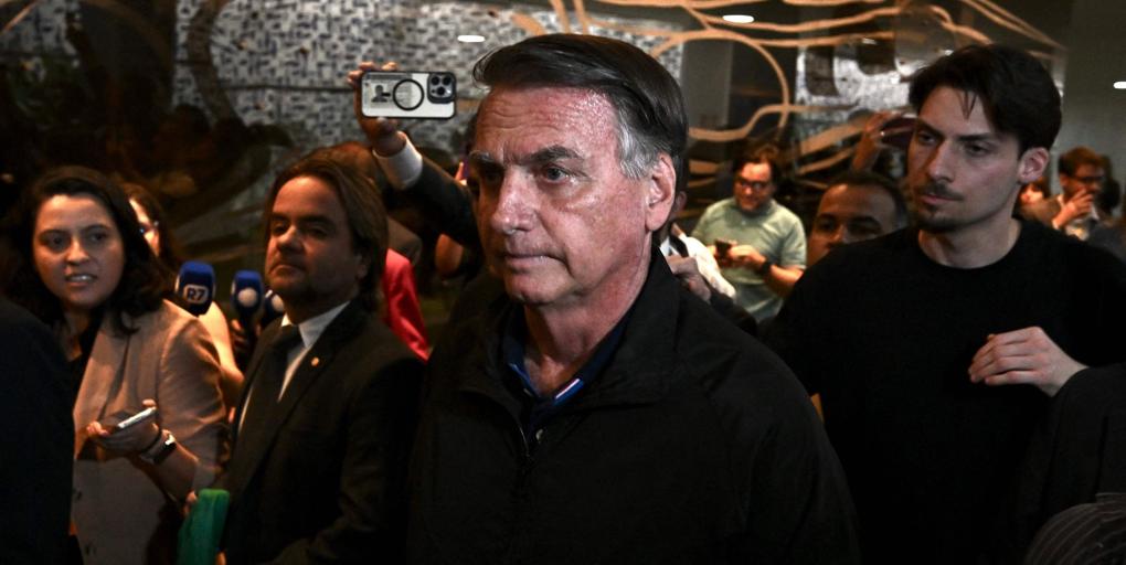 Juez advierte a Bolsonaro sobre el riesgo de prisión por «incumplir» la orden de no salir en redes