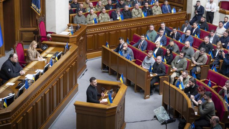 El presidente ucraniano, Volodímir Zelenski, se dirige al Parlamento en una imagen de archivo