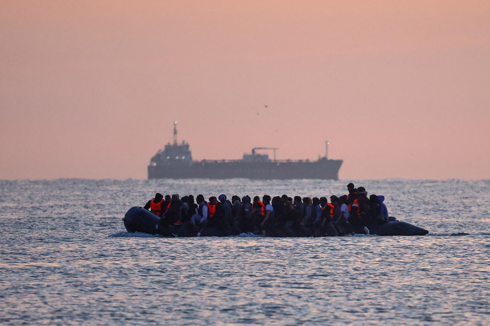 Reino Unido sanciona por primera vez a 20 grupos criminales por tráfico ilegal de inmigrantes a través del Canal de la Mancha