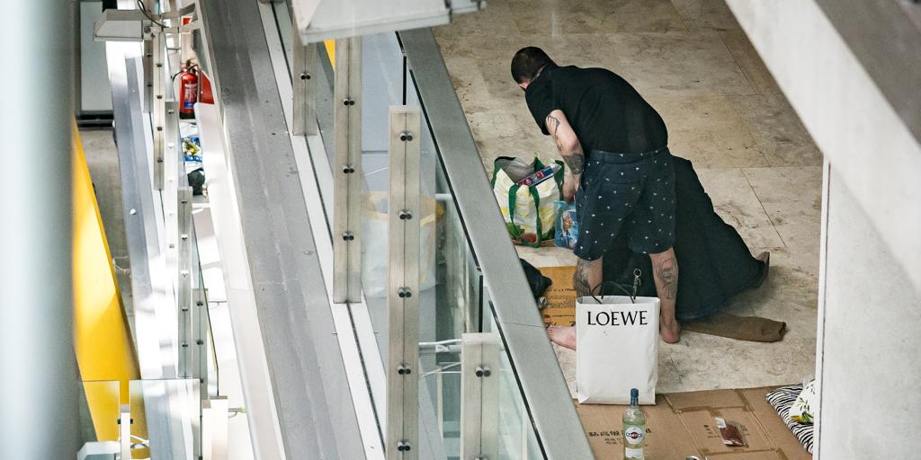 Aena informa a quienes pernoctan en Barajas de que a partir de este jueves no podrán permanecer en las instalaciones
