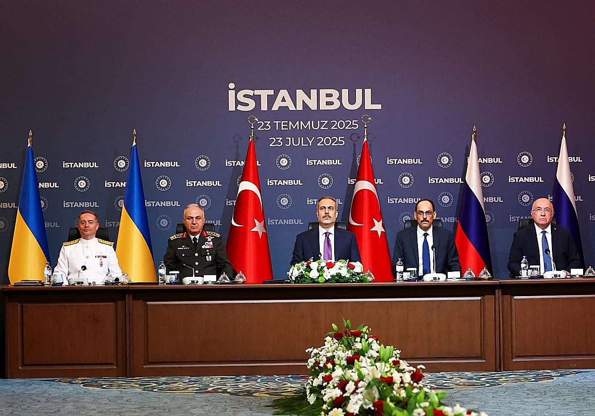 Miembros de las delegaciones rusa y ucraniana junto a los representantes turcos en el comienzo del encuentero en Estambul