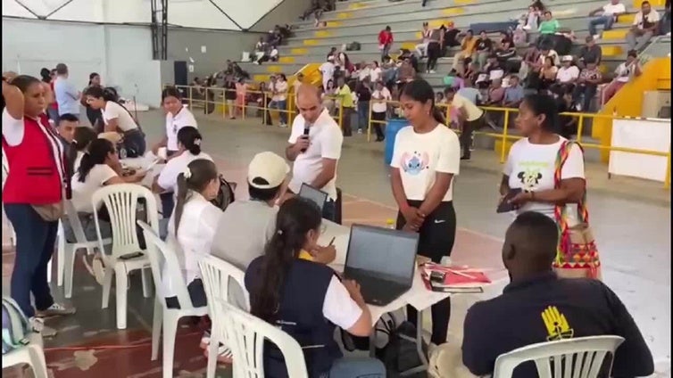 Más de 300 desplazados dejan combates entre Ejército y disidencias en el oeste de Colombia