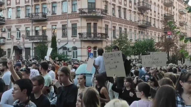 Miles de jóvenes piden a Zelenski en Kiev revocar la ley sobre agencia y fiscalía anticorrupción