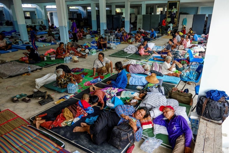 Unos tailandeses descansan en un refugio tras los recientes enfrentamientos a lo largo de la disputada frontera