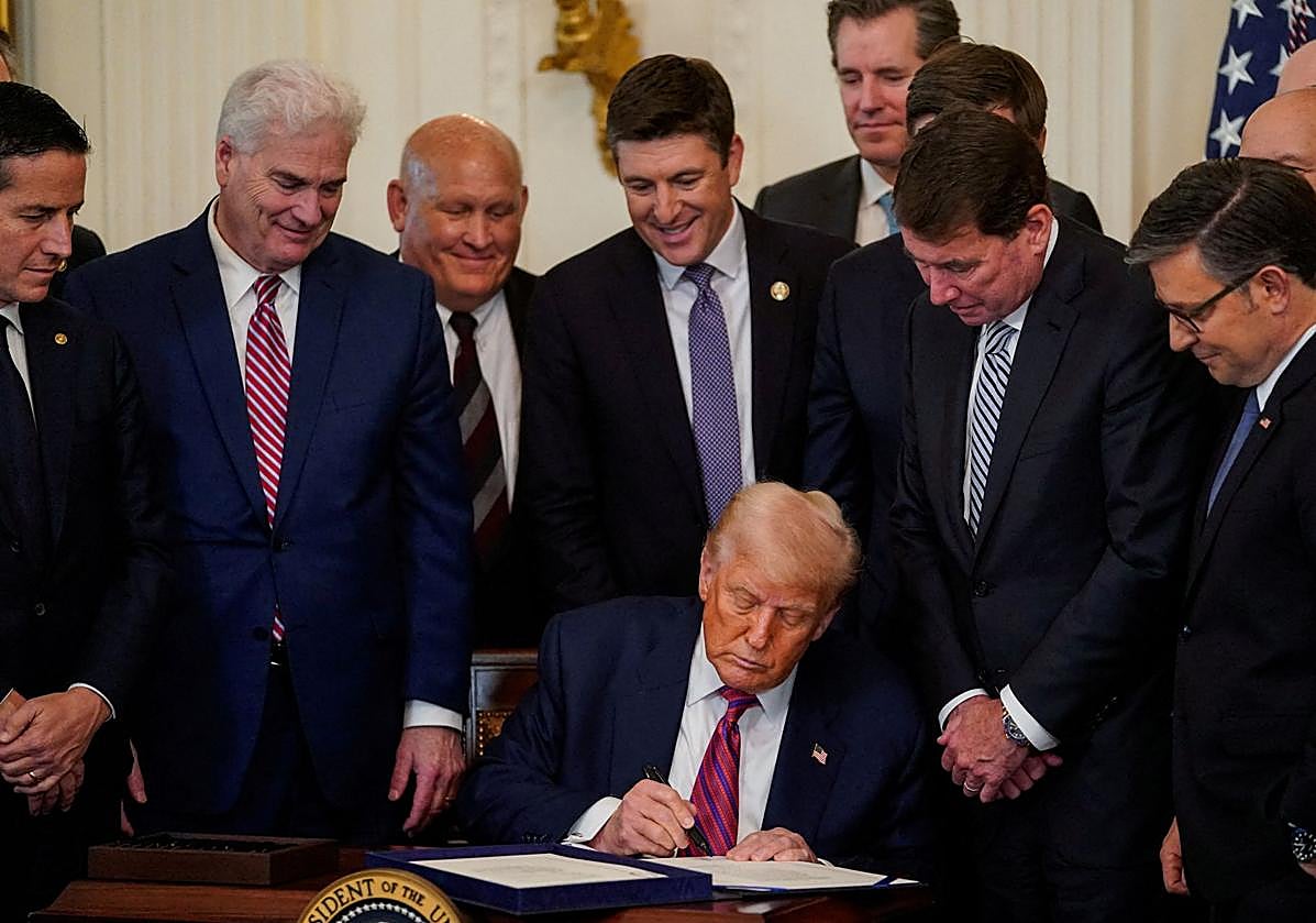 Donald Trump, en la reciente firma de la 'Genius Act', una ley que regula un marco para las criptomonedas