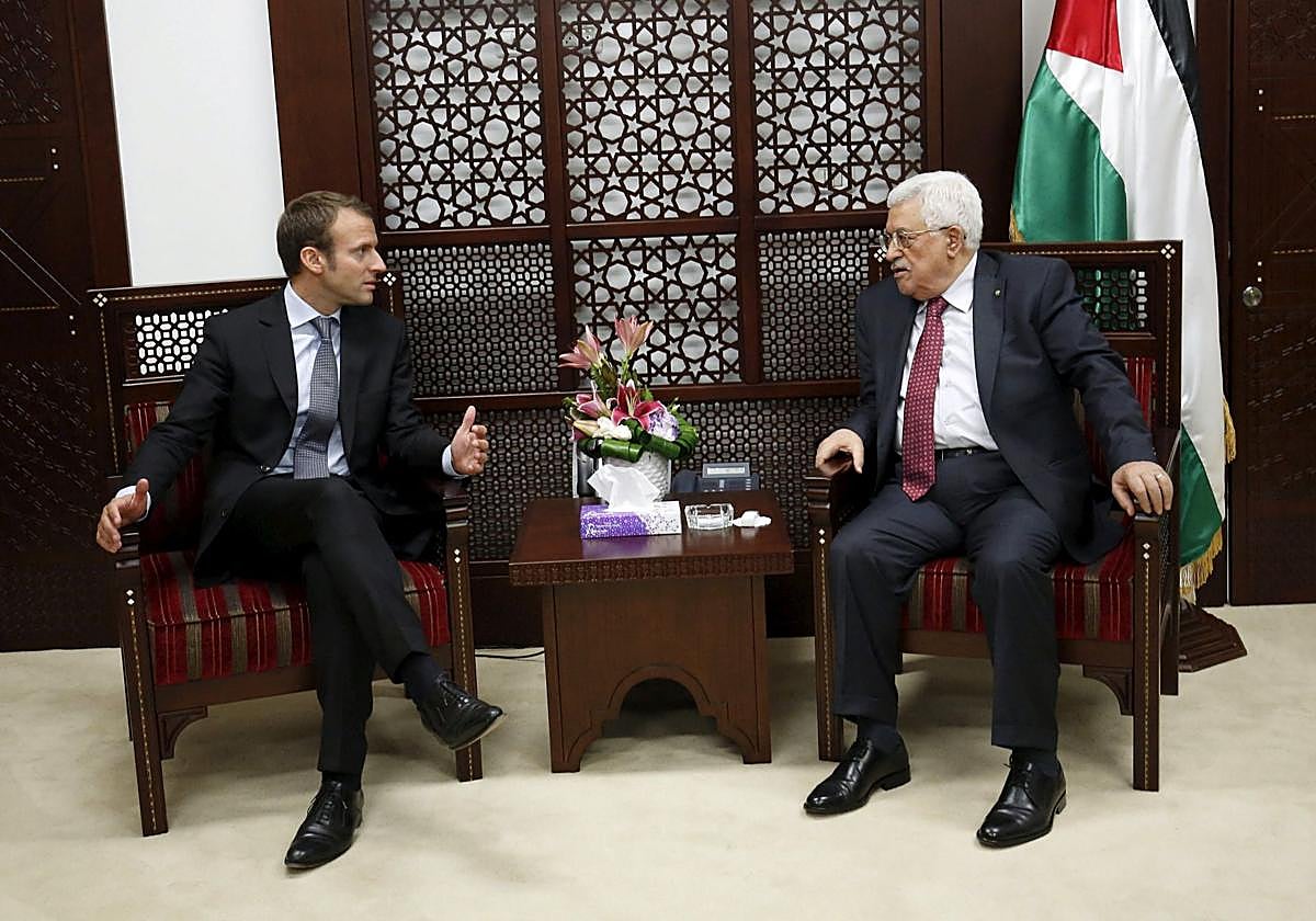 El presidente francés, Emmanuel Macron, junto a su homólogo de la Autoridad Palestina, Mahmud Abás en una imagen de archivo