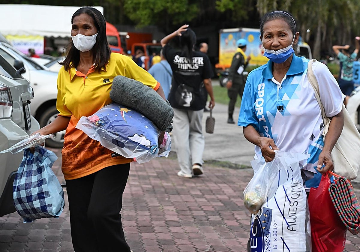Desplazados por los combates llegan a un centro de evacuación del Gobierno tailandés en el distrito de Prasat, en la provincia de Surin, fronteriza con Camboya