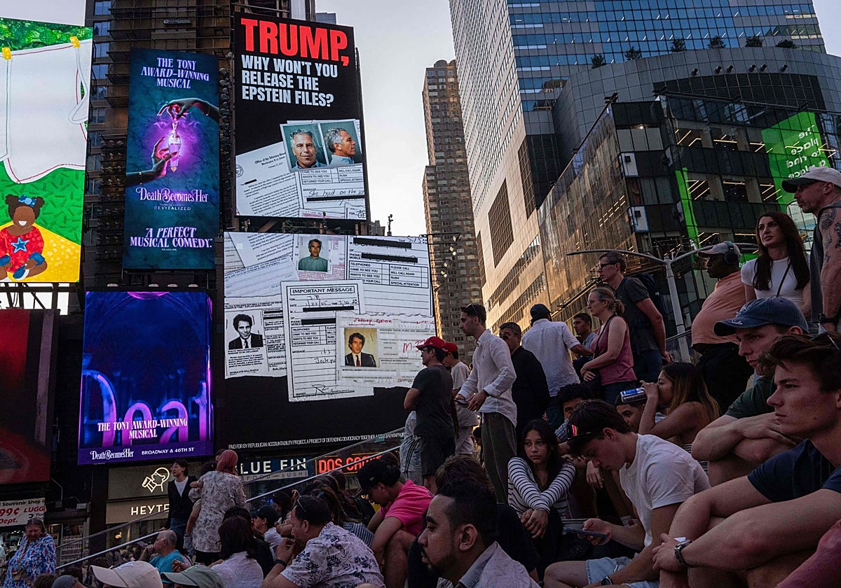 Carteles en Times Square (Nueva York) pidiendo que se revelen los documentos de Epstein