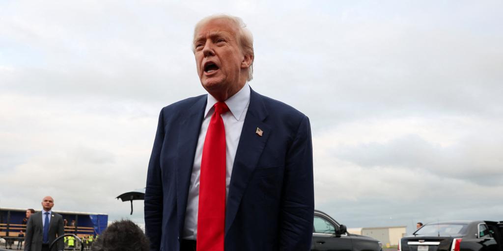 Trump niega haber sido informado de su aparición en los archivos del caso Epstein