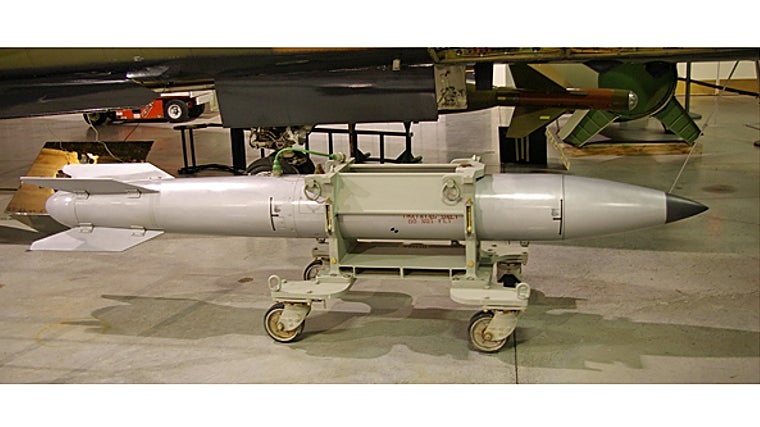 La bomba nuclear B61 es la principal bomba de gravedad termonuclear de los EE. UU. y puede ser transportada por el F-35A