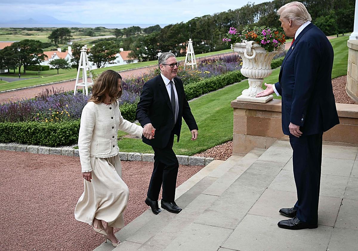 Trump recibe a Starmer como huésped en su propio país y le hace subir las escaleras de su hotel