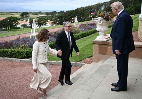 Trump recibe a Starmer como huésped en su propio país y le hace subir las escaleras de su hotel