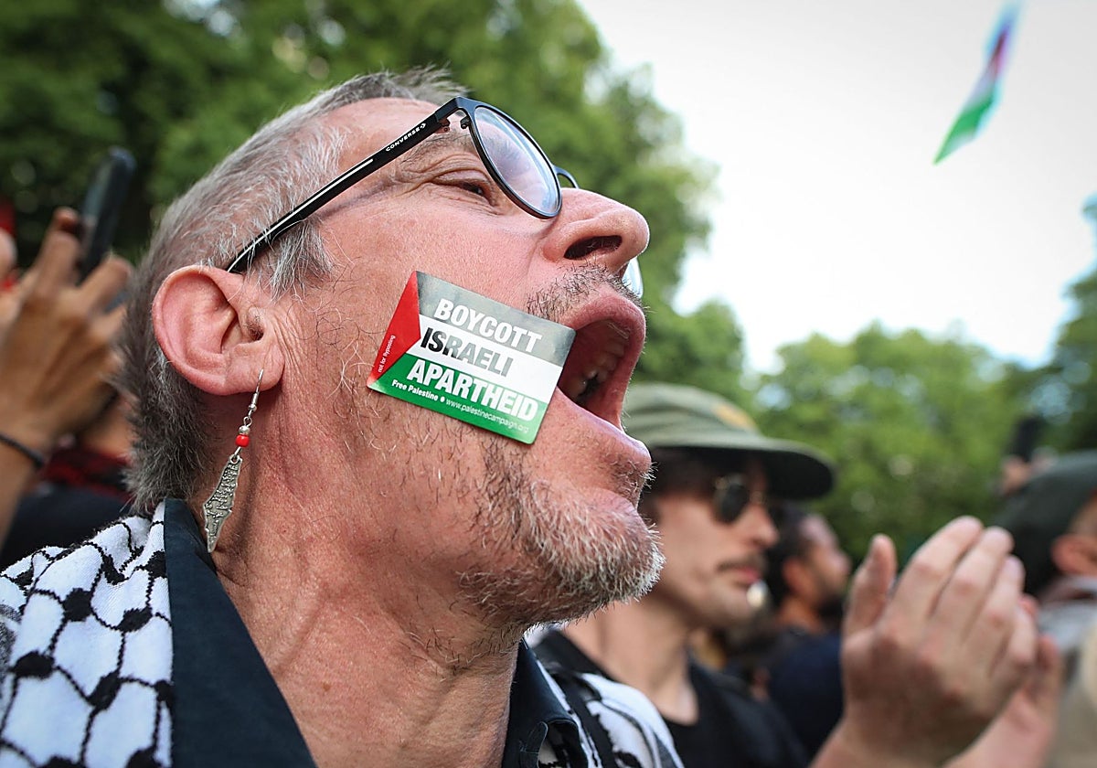 Un manifestante propalestino corea consignas durante una manifestación frente a las puertas de Downing Street, en Londres