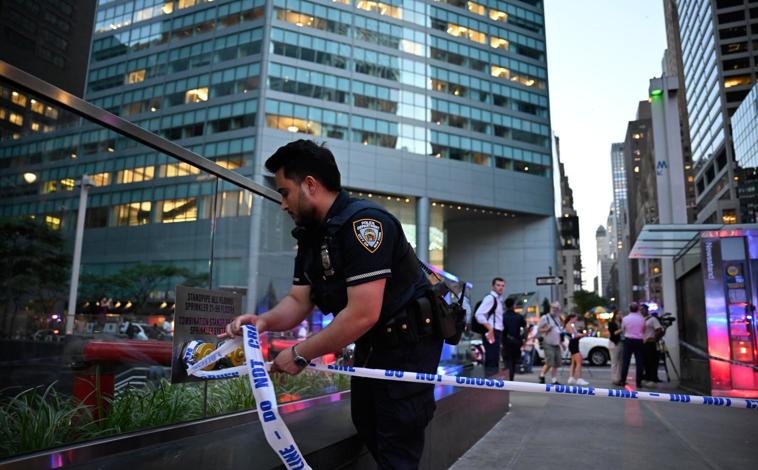 Imagen principal - La primera foto muestra un agente de Policía acordonando la zona, en la de la izquierda se ve a los agentes cerrando la calle y en la imagen de la derecha se observa el lugar de los hechos, el edificio número 345 Park de Avenue