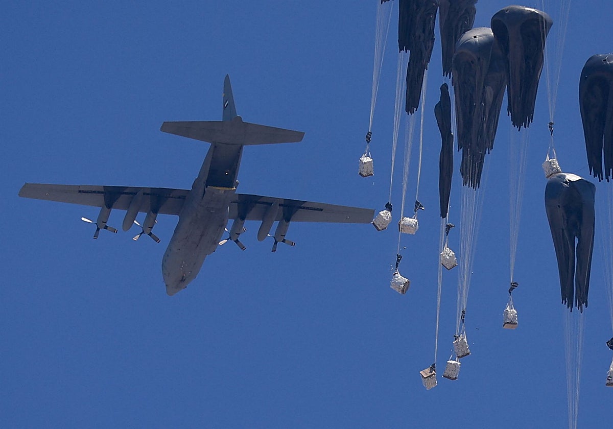 Un avión lanza ayuda humanitaria sobre Gaza