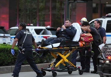 Cinco muertos, incluido un policía, en un tiroteo en un rascacielos de Manhattan