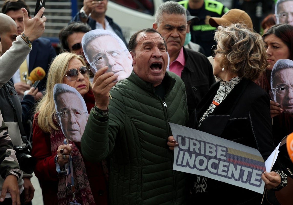 Simpatizantes de Uribe defienden su inocencia fuera del tribunal