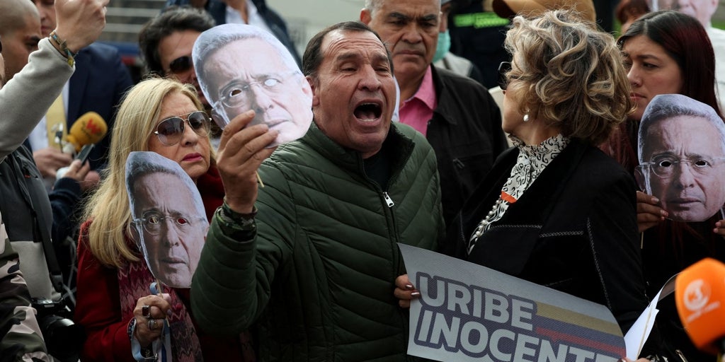 La condena a Uribe rompe aún más a una Colombia polarizada