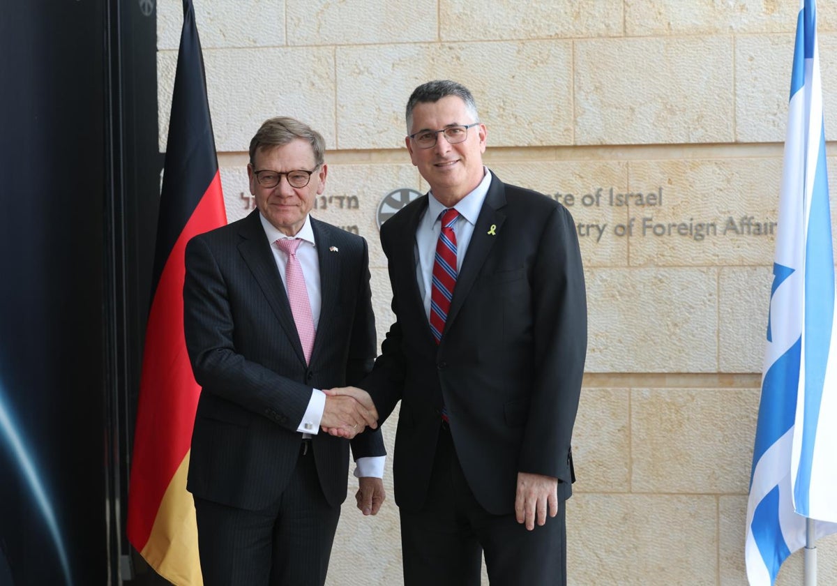 El ministro de Exteriores alemán, Johan Wadephul, junto a su homólogo israelí, Gideon Saar, este jueves en Jerusalén