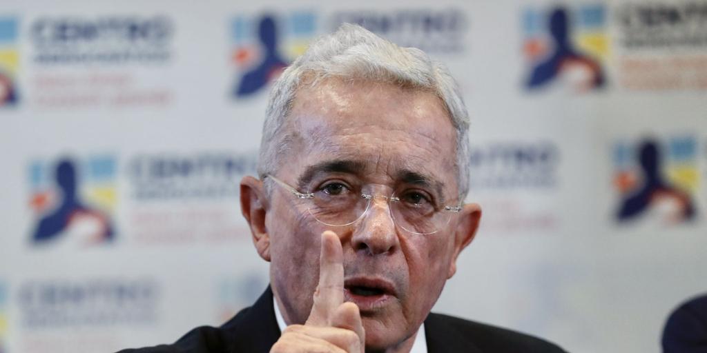 El expresidente colombiano Álvaro Uribe es condenado a 12 años de prisión domiciliaria por soborno y fraude procesal
