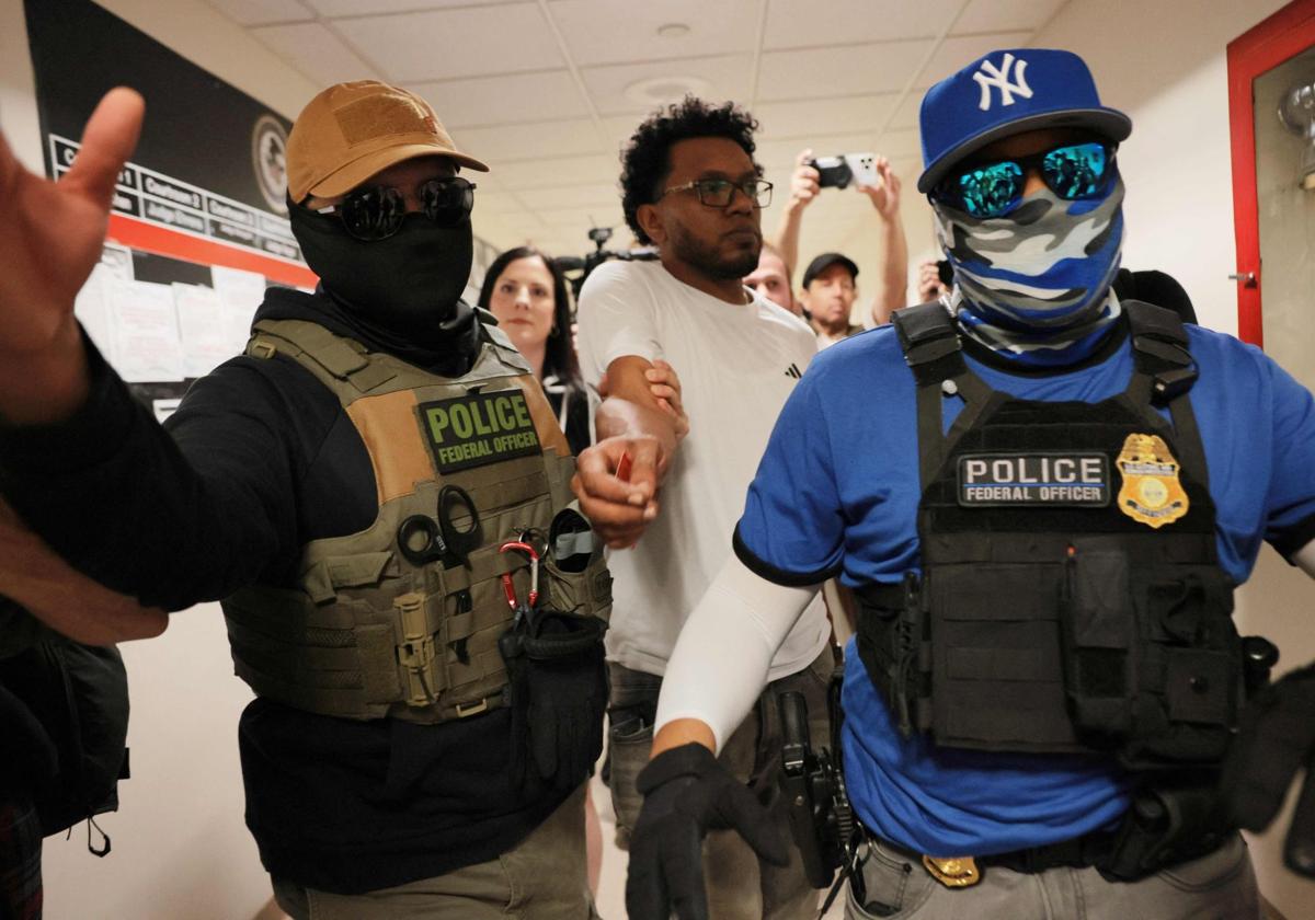 Agentes federales detienen a un hombre tras salir de una audiencia judicial en el tribunal de inmigración en Nueva York (EE.UU.)