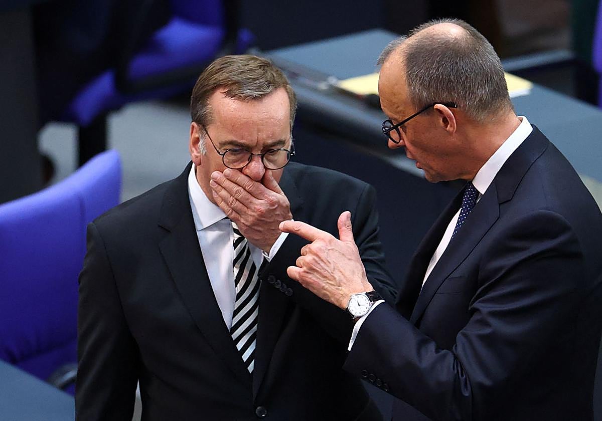 El canciller alemán, Friedrich Merz, conversa con el ministro de Defensa, Boris Pistorius