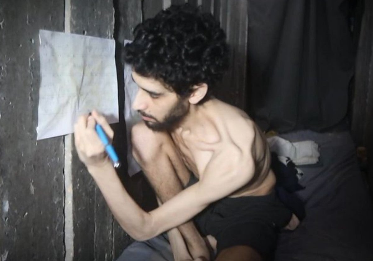 Captura del vídeo publicado por Hamás donde aparece el rehén israelí Evyatar David