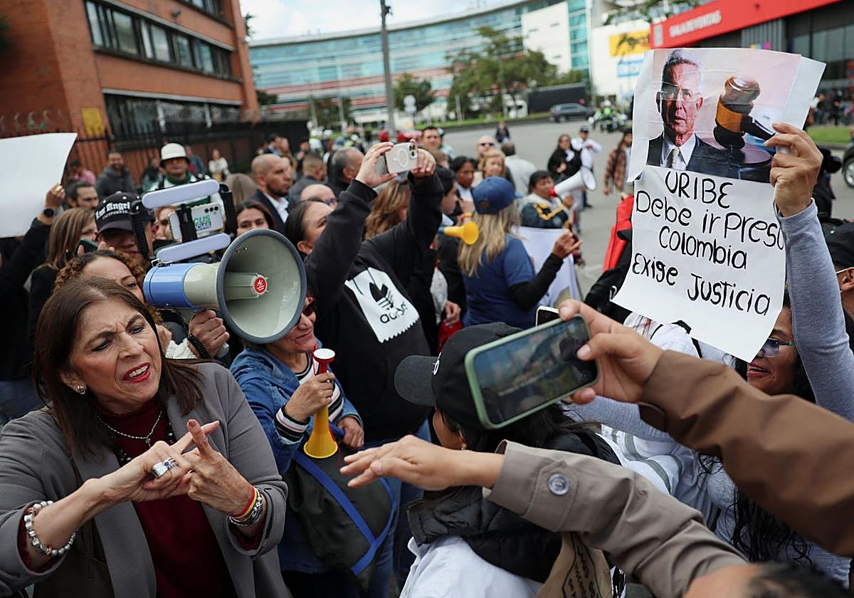 Partidarios y contrarios a Uribe se enfrentaron este viernes ante el Tribunal que lo había condenado