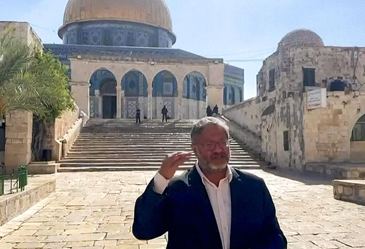 El ministro de Seguridad israelí, Itamar Ben Gvir, publica un vídeo en sus rede sociales donde se le ve rezando en la Explanada de las Mezquitas, un lugar sagrado para cristianos y musulmanes