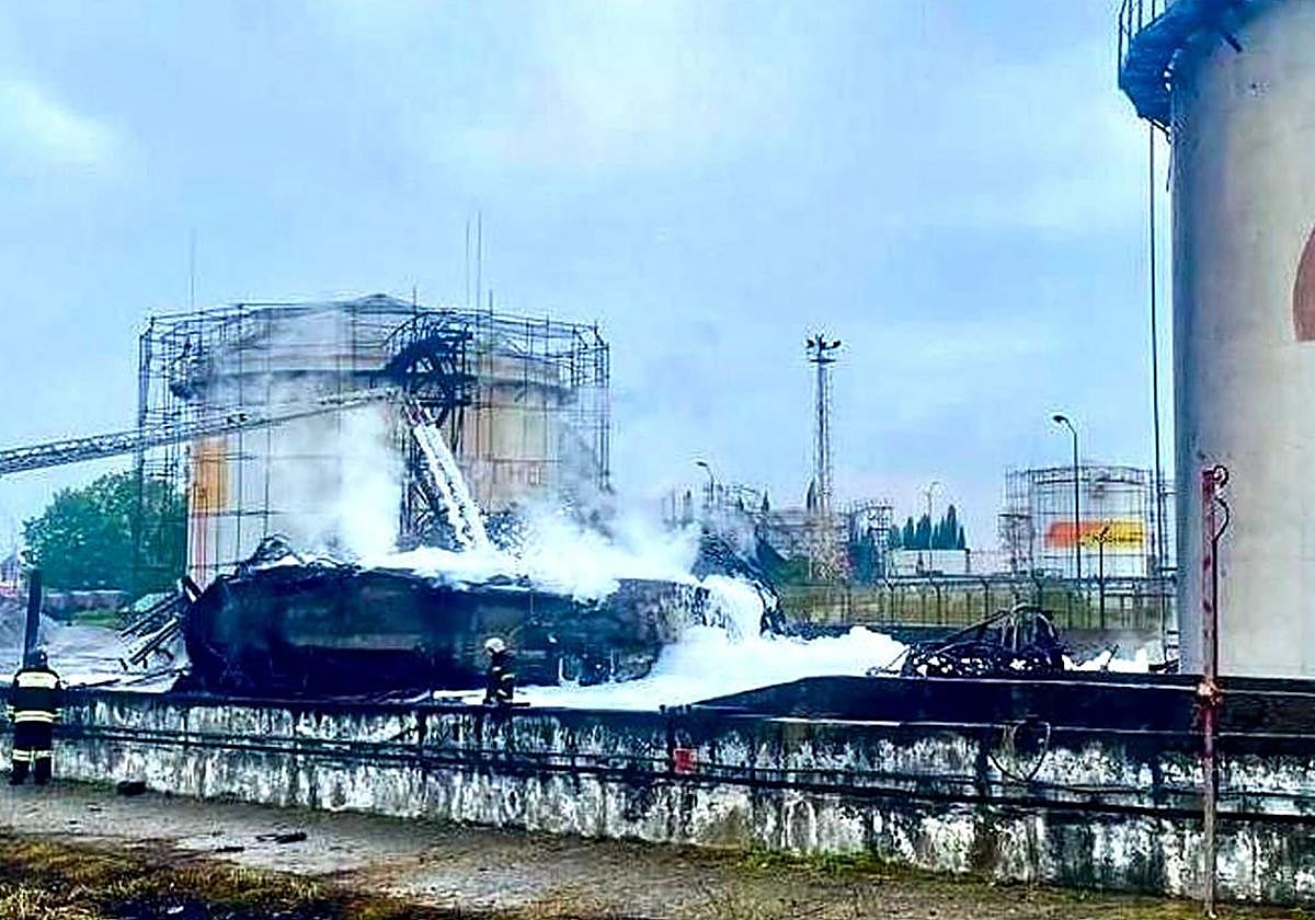 Los bomberos rusos tratan de apagar el incendio provocado por un ataque ucraniano en una refinería en Sochi