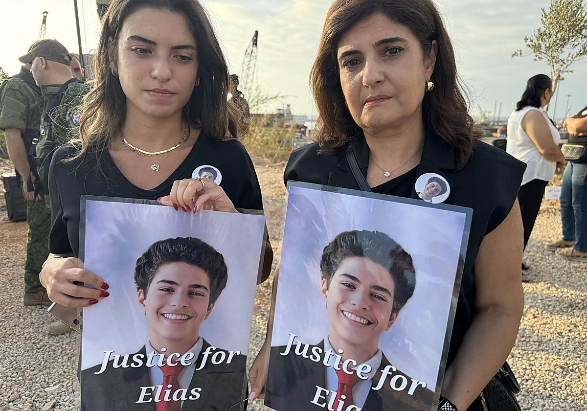 Mireille Khouri, en la imagen con su hija Nour, perdió a su hijo Elías, de 15 años