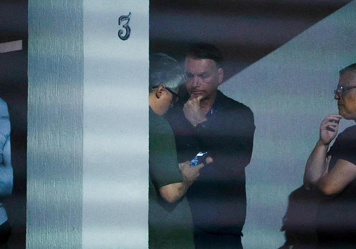 Bolsonaro, en su domicilio, tras conocer la sentencia que ordena su arrestro domiciliario