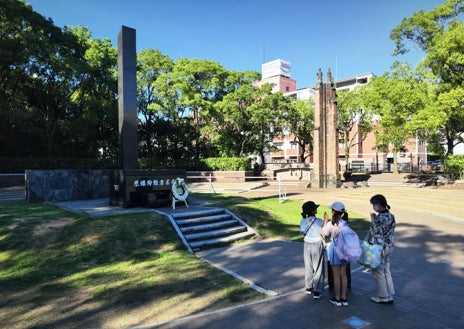 Imagen secundaria 1 - Arriba, la fantasmagórica Cúpula de la Bomba Atómica es el símbolo de la destrucción atómica de Hiroshima; debajo, a la izquierda, monumento a las víctimas situado en el hipocentro donde cayó la segunda bomba, 'Fat man' en Nagasaki; la derecha, una reproducción de 'Fat man'
