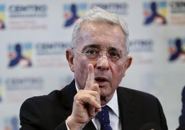 La Justicia le niega la libertad provisional al expresidente colombiano Uribe Vélez