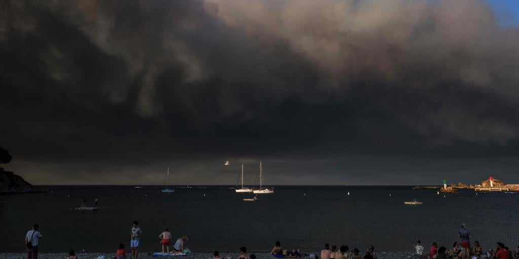 Un incendio al sur de Francia arrasa 13.000 hectáreas y causa la muerte ...