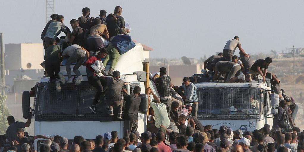Mueren 20 personas en Gaza al volcarse un camión de ayuda humanitaria